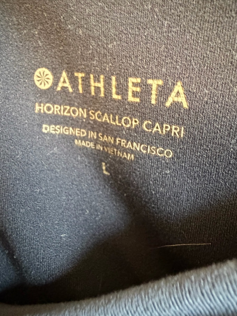 Large Athleta horizon scallop Capri leggings stormy sky Navy light blue cutout - Picture 4 of 10